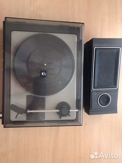 Виниловый проигрыватель и радио