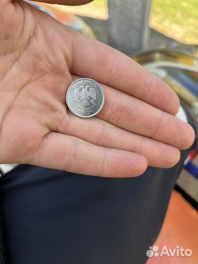 Монета с логотипом рубля