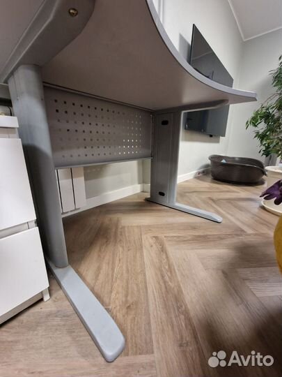 Офисный письменный стол удобный в идеале