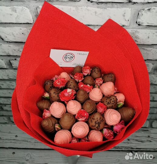 Клубника в шоколаде с букетом цветов