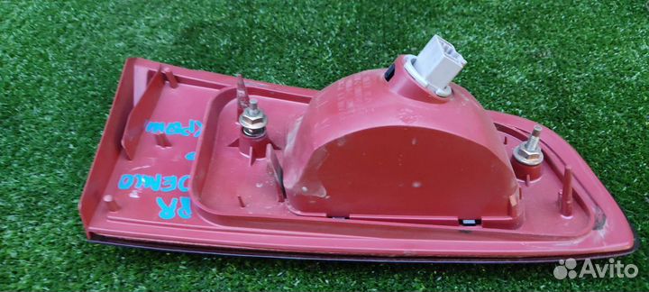 Задний правый фонарь Mazda Demio DY