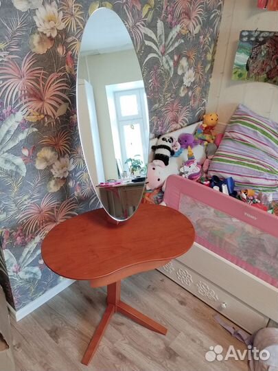 Столик для макияжа с зеркалом