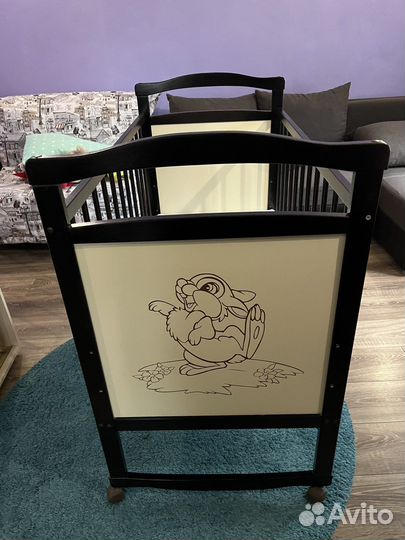 Детская кроватка на колесах с матрасом