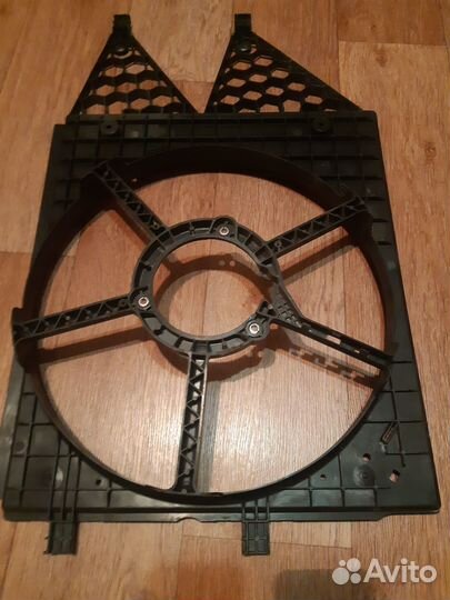 Диффузор вентилятора охлаждения на Шкоду Фабия 2