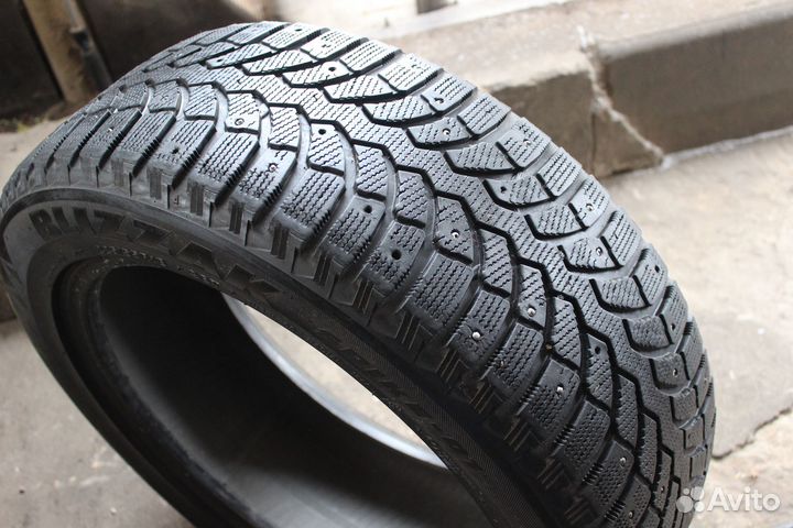 Bridgestone Blizzak Spike-01 225/55 R18 98T