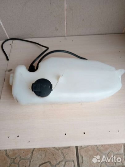 Бочок омывателя на рено сандеро 2 2014г