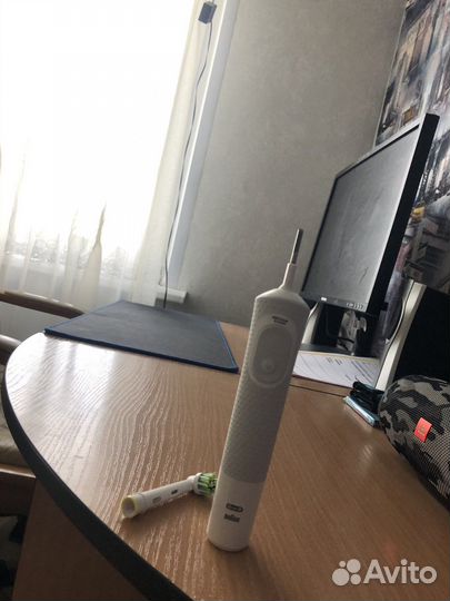 Электрическая зубная щетка oral b