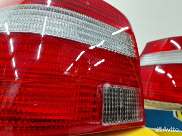 Задний левый Magneti Marelli фонарь VW Golf 4/IV