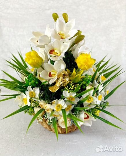 Декоративная цветочная композиция