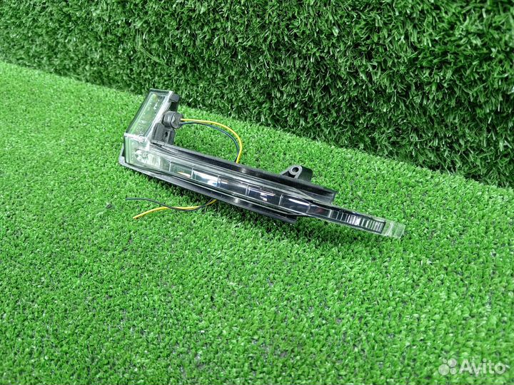 Повторитель поворота в зеркало левый VAG Audi Q3 8