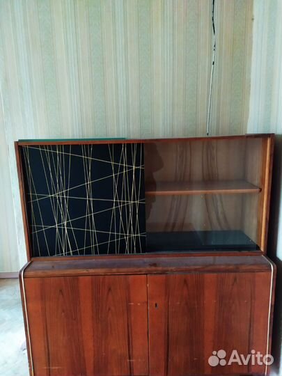 Шкаф витрина сервант