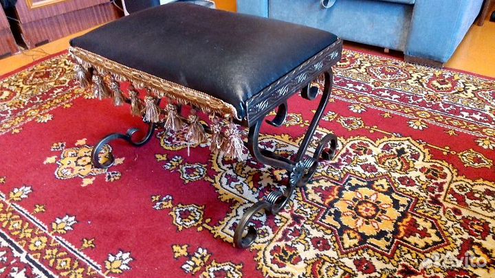 Столик и стул