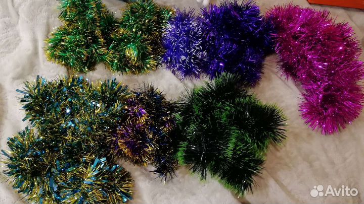 Новогодние игрушки, гирлянда, мишура