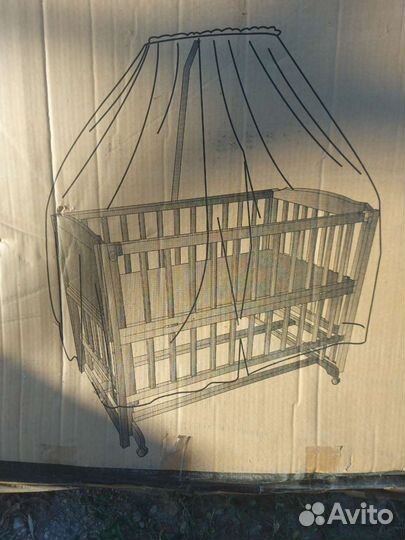 Детская кроватка с маятником