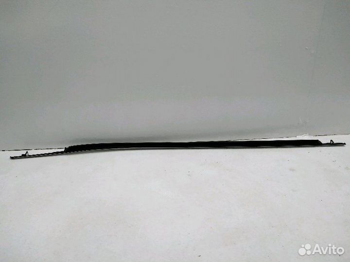 Уплотнитель стекла (хром) передний левый Toyota