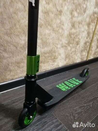 Самокат зелёный трюковой