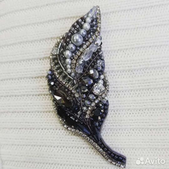 Брошь ручной работы Перышко