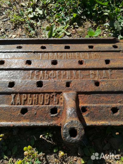 Старинная чугунная заслонка от техники