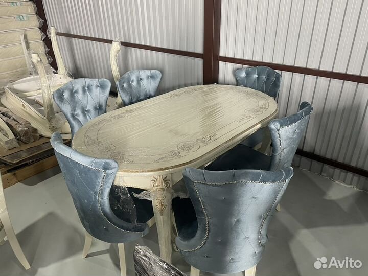 Стол и стулья