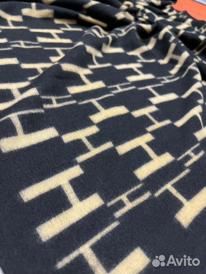 Шерстяной платок Hermes черный с бежевым новый