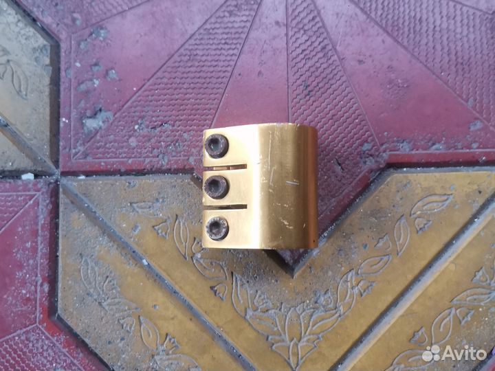 Зажим для трюкового самоката