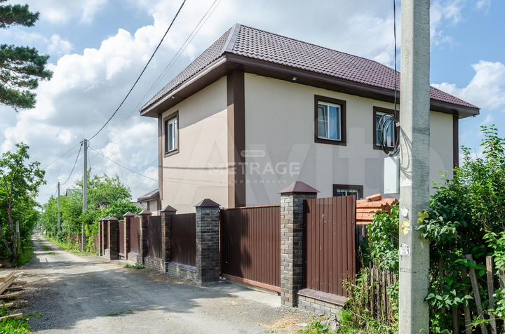 Коттедж 180 м² на участке 6 сот.