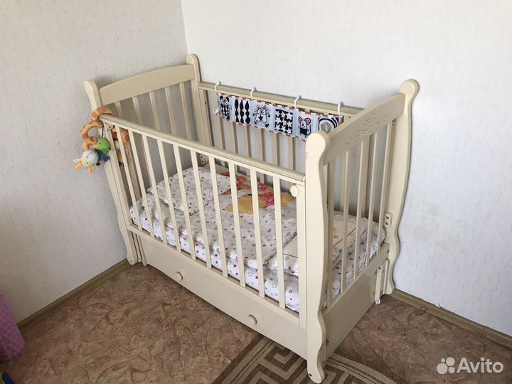 Детская кроватка с маятником и ящиком