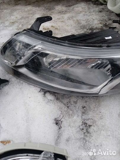 Фара на легковой авто