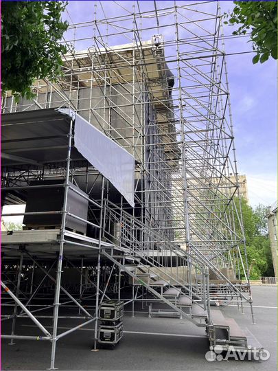 Строительные леса для подиумов и сцен Layher