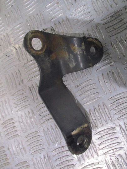 Кронштейн переднего стабилизатора правый MAN 81437