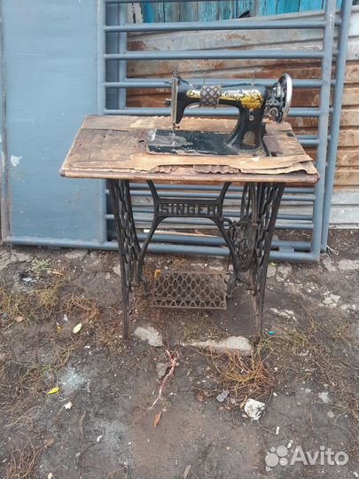 Старая швейная машинка Зингер