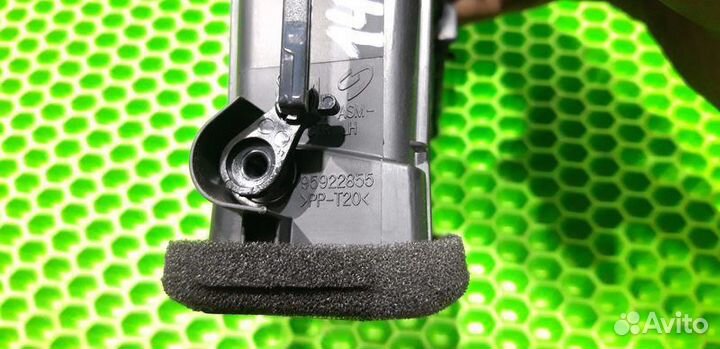 Дефлектор в торпедо центральный левый Cruze J300