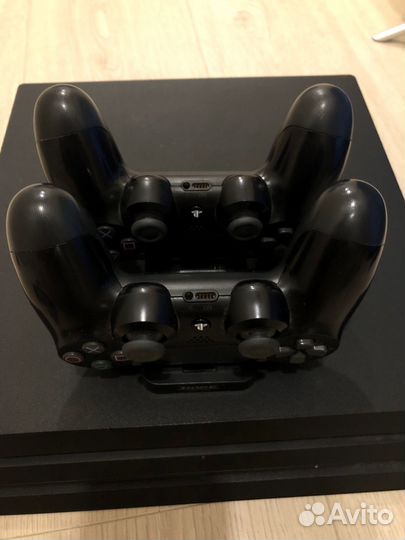 Sony PS4 PRO 1Тб / 2 джоя / станция