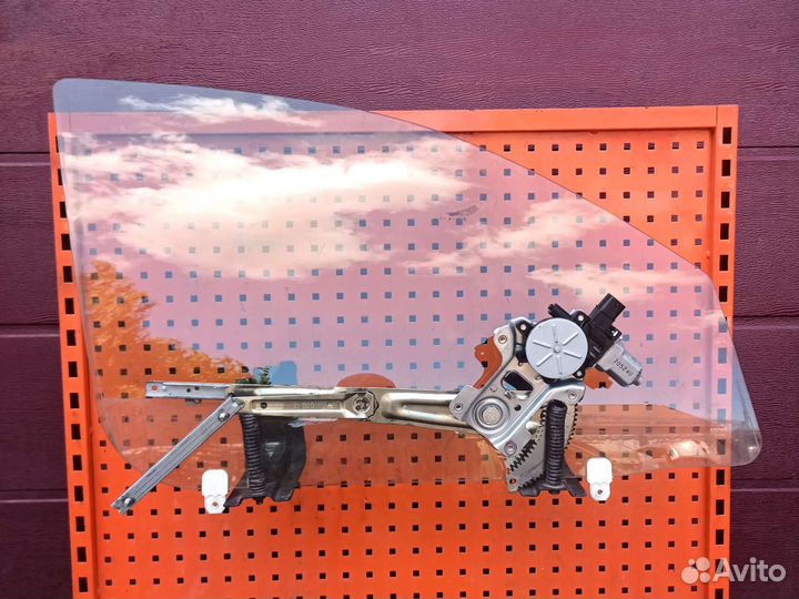 Стекло правое переднее Mitsubishi Outlander XL