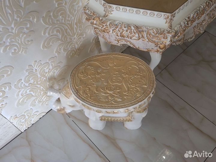 Интерьерная подставка столик