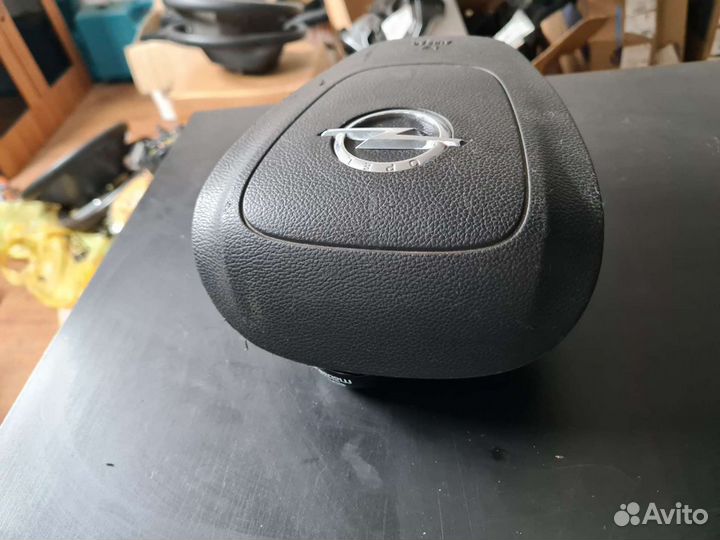 Подушка безопасности водителя Opel Astra J