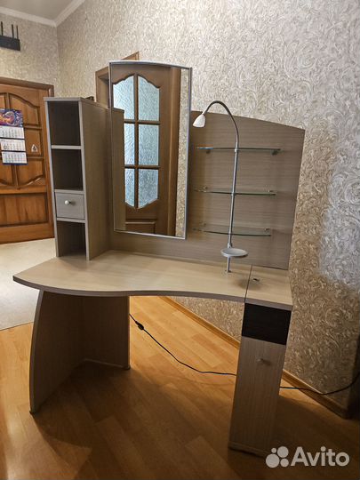 Стол для макияжа