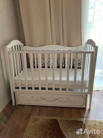 Детская кроватка с маятником и ящиком