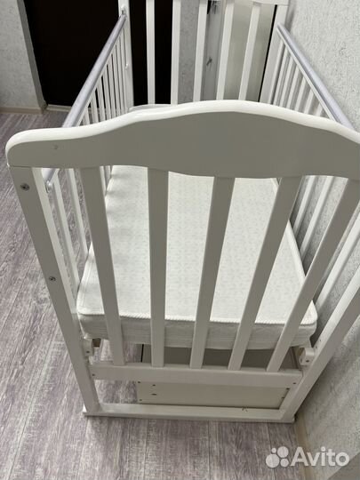 Детская кроватка с маятником и ящиком