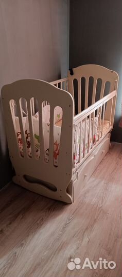 Детская кроватка с маятником