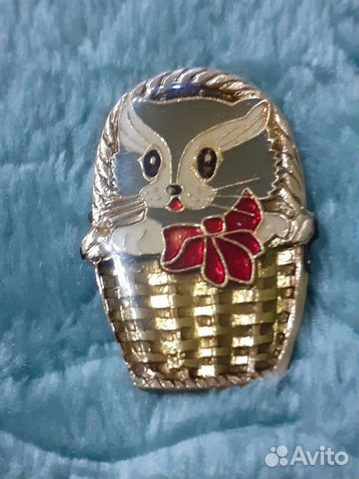 Советский значок котик в корзинке