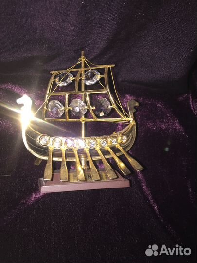 Позолоченная фигурка с кристаллами Сваровски