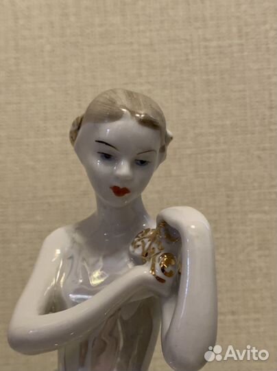 Фарфоровая статуэтка 