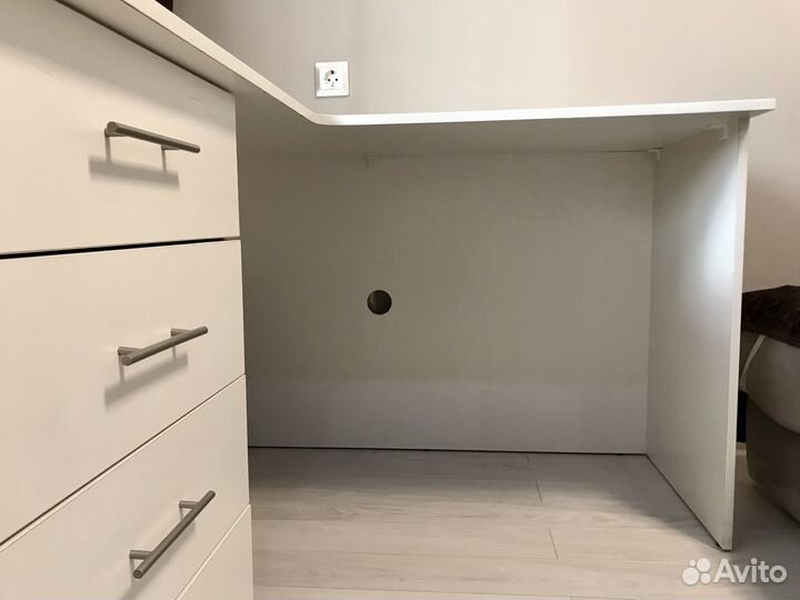 Угловой письменный стол