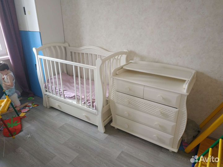 Детская кроватка с маятником и ящиком