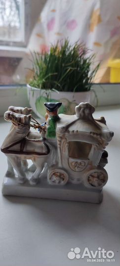 Фарфоровая статуэтка Карета. Европа