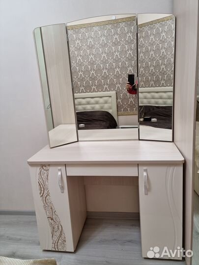Продам туалетный столик