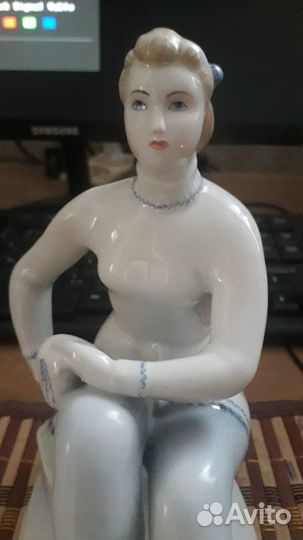 Фарфоровая статуэтка Конькобежка Лфз