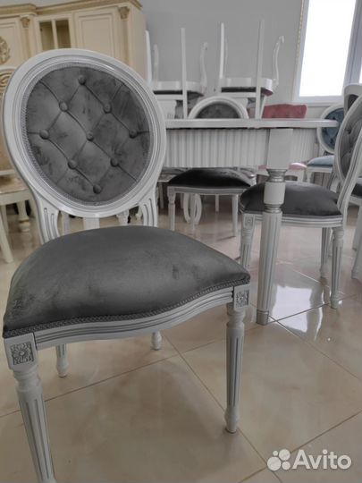 Столы и стулья