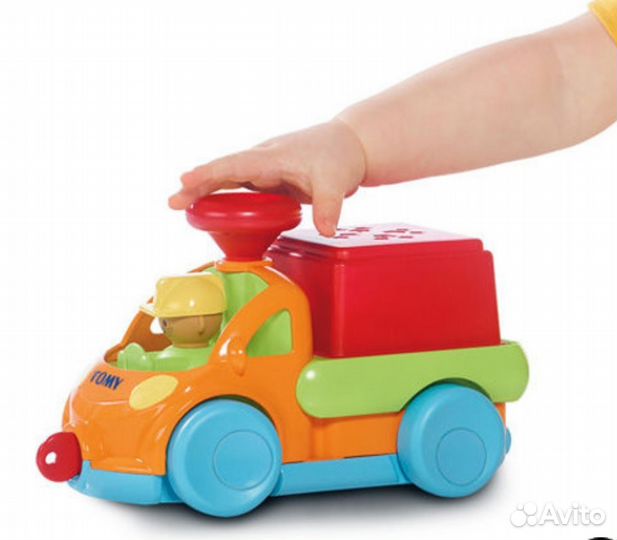 Грузовик сортер с пирамидкой Tomy